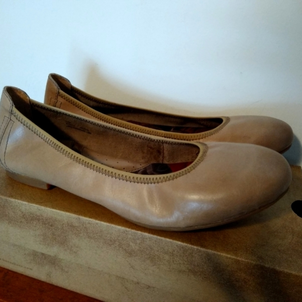 Born Julianne Flats NWT
